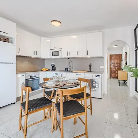 Ocean Walk Victoria Court 2 Modern Apartment With Terrace, Heated Pool, Netflix