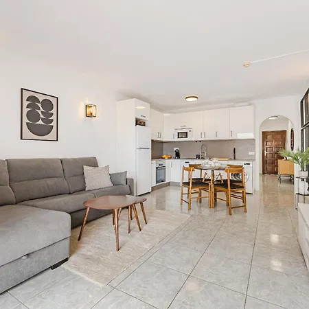 Apartment Ocean Walk Victoria Court 2 Modern Apartment With Terrace, Heated Pool, Netflix